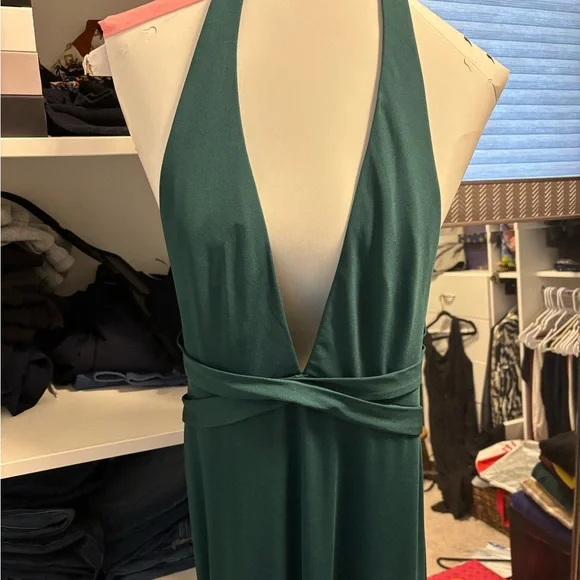 Elegant Green Backless Gown with Plunge Neckline for Cocktail - Picture 6 of 7